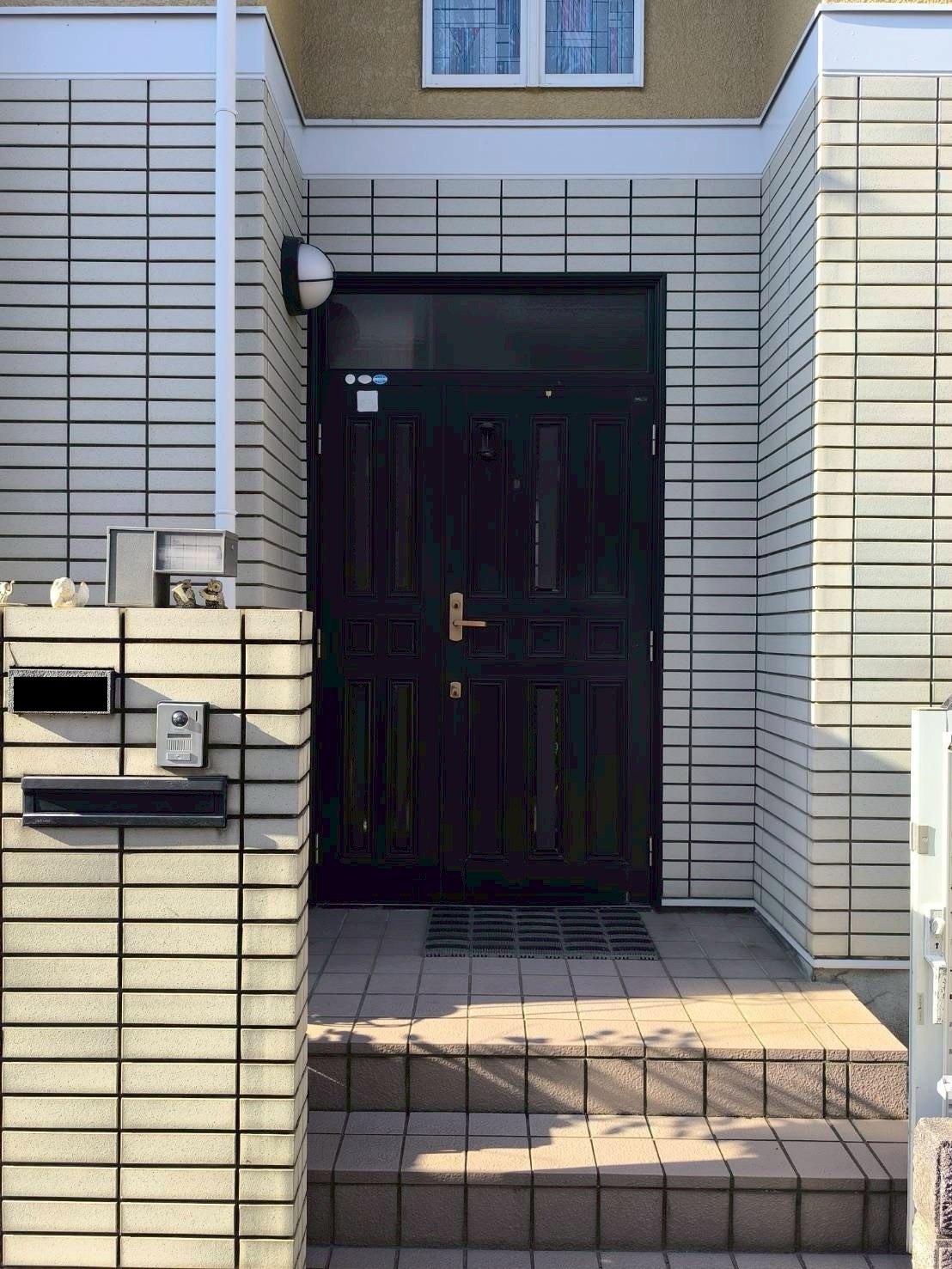 玄関ドア交換工事前の写真 黒いドア