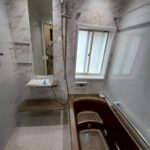 浴室改修施工後の写真　右側に茶色の浴槽左側に縦長い鏡がついている