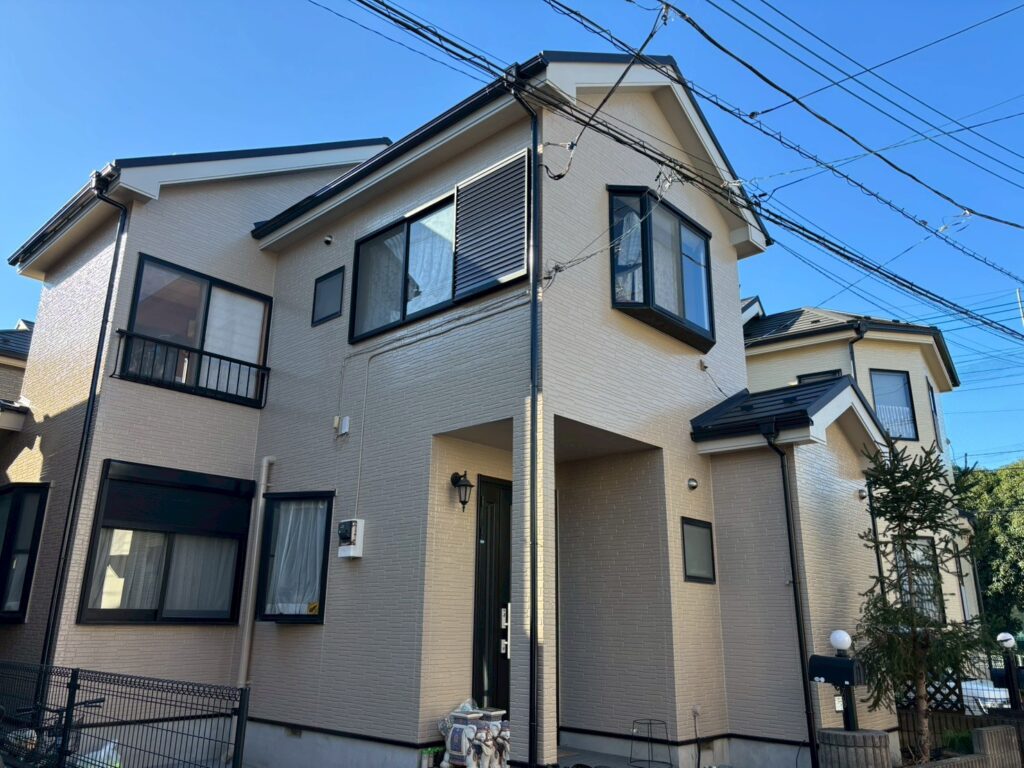 外壁塗装工事後の写真 ベージュの艶のある家