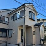 外壁塗装工事後の写真　ベージュの艶のある家