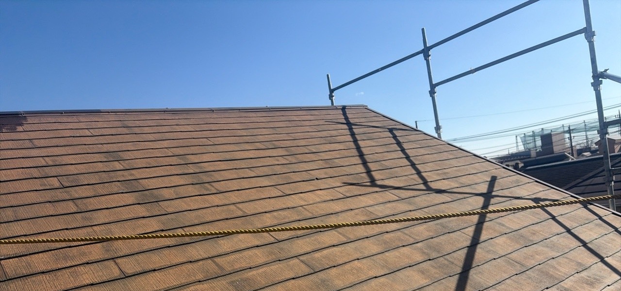屋根塗装工事の施工前の写真 茶色の屋根