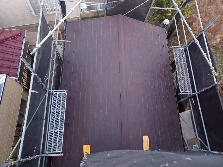 屋根上葺き工事の施工前の写真　赤い屋根を上から撮影している