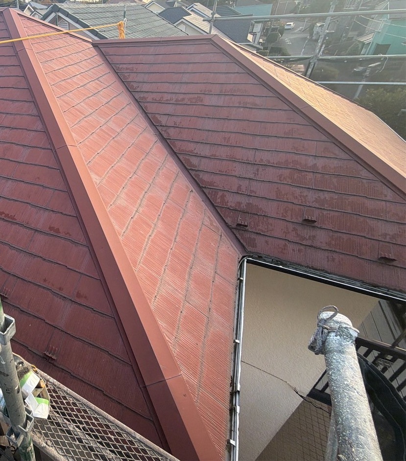 屋根塗装工事の施工前の写真　赤い屋根