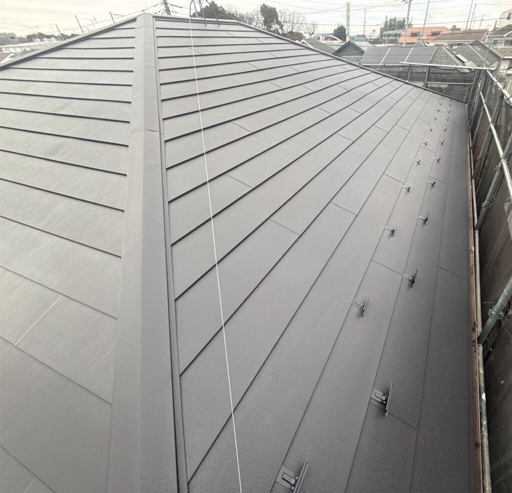 川口市源左衛門新田にて屋根上葺き工事をさせていただきました 屋根建材：アイジー工業　スーパーガルテクト　Sシェイドブラック