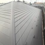 川口市源左衛門新田にて屋根上葺き工事をさせていただきました 屋根建材：アイジー工業　スーパーガルテクト　Sシェイドブラック