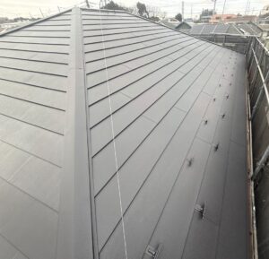 川口市源左衛門新田にて屋根上葺き工事をさせていただきました 屋根建材:アイジー工業 スーパーガルテクト Sシェイドブラック