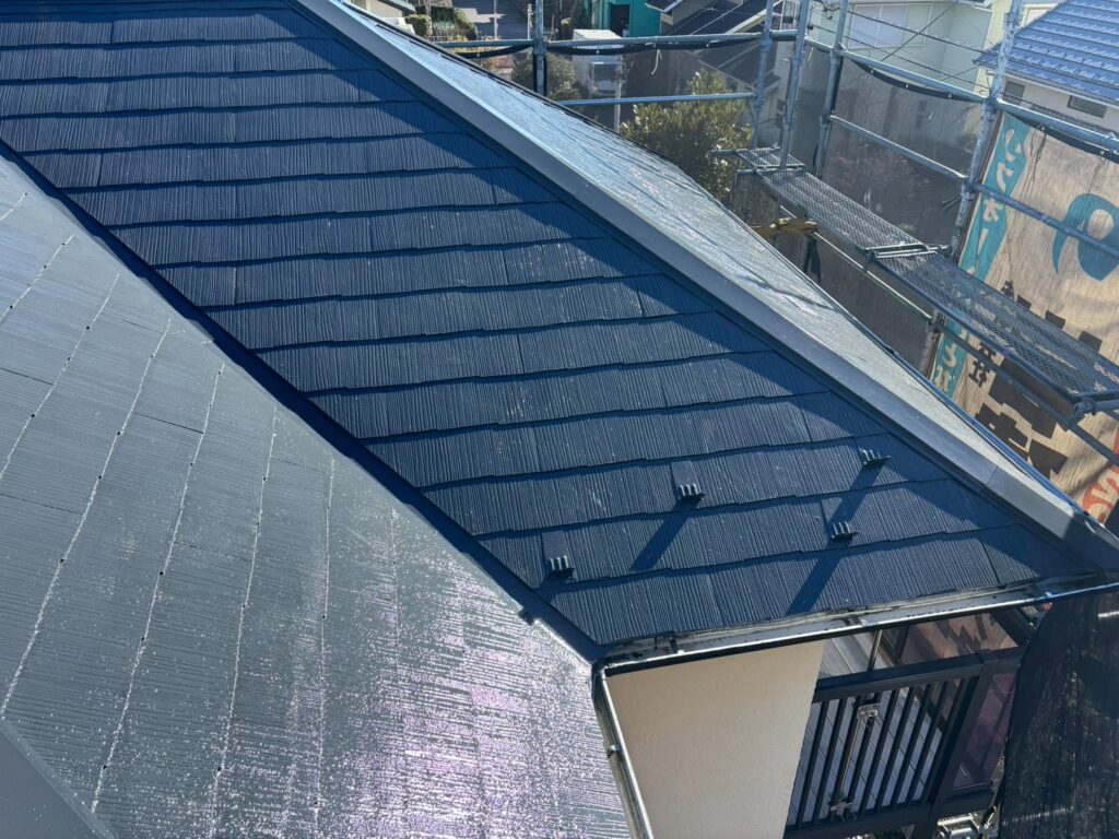 屋根塗装工事の施工後の写真　つやのある青い屋根