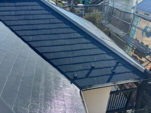 屋根塗装工事の施工後の写真　つやのある青い屋根