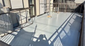 さいたま市緑区東浦和にてベランダ防水トップコート工事をさせていただきました