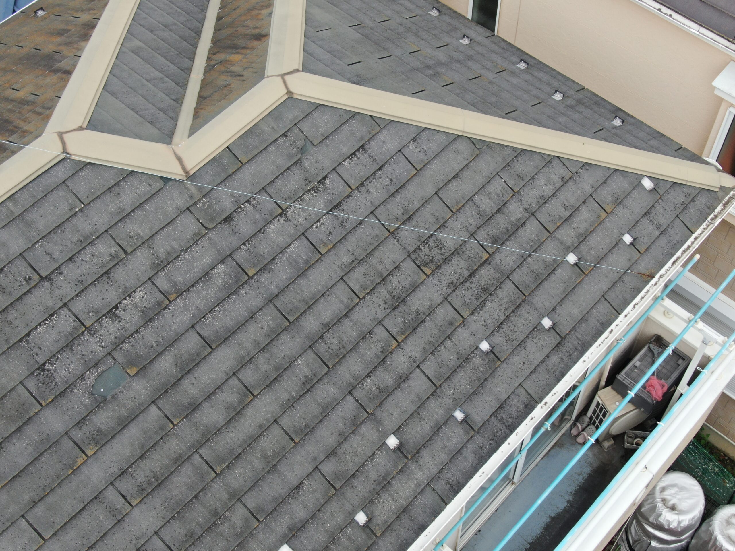 屋根上葺き工事の施工前の写真