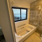 浴室改修工事の隻語の写真　白い浴槽に大きな窓