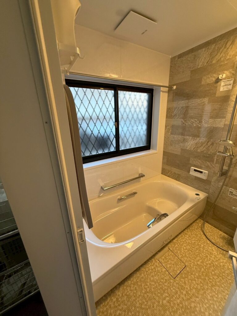 浴室改修工事の隻語の写真　白い浴槽に大きな窓