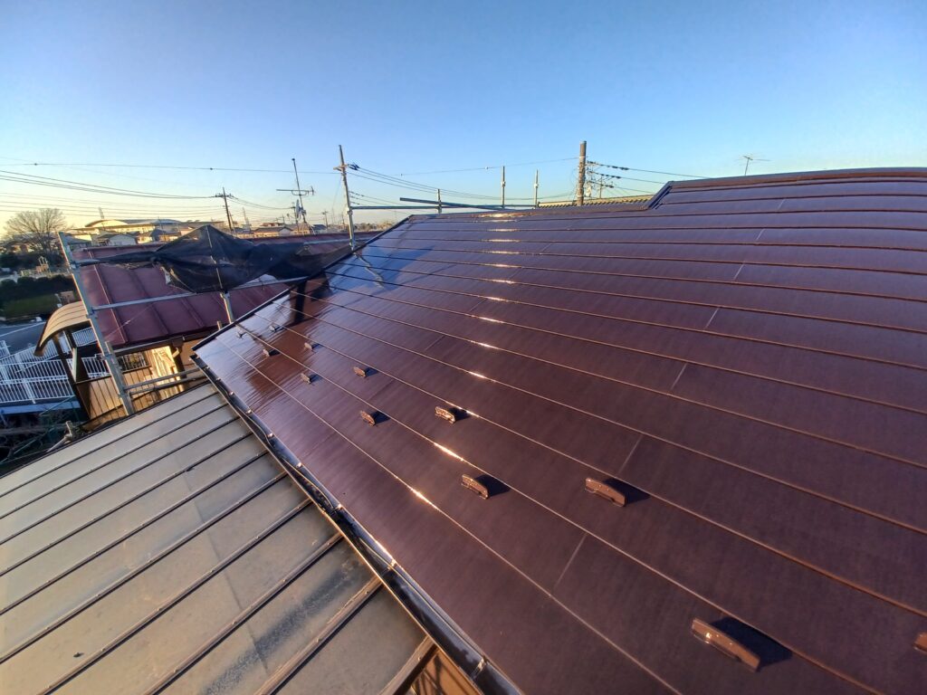 屋根塗装工事の施工後の写真　艶のある赤茶色の屋根