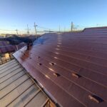 屋根塗装工事の施工後の写真　艶のある赤茶色の屋根