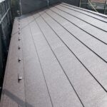 屋根上葺き工事の施工後の写真　ブラウンの屋根