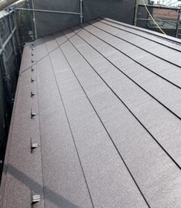 屋根上葺き工事の施工後の写真　ブラウンの屋根