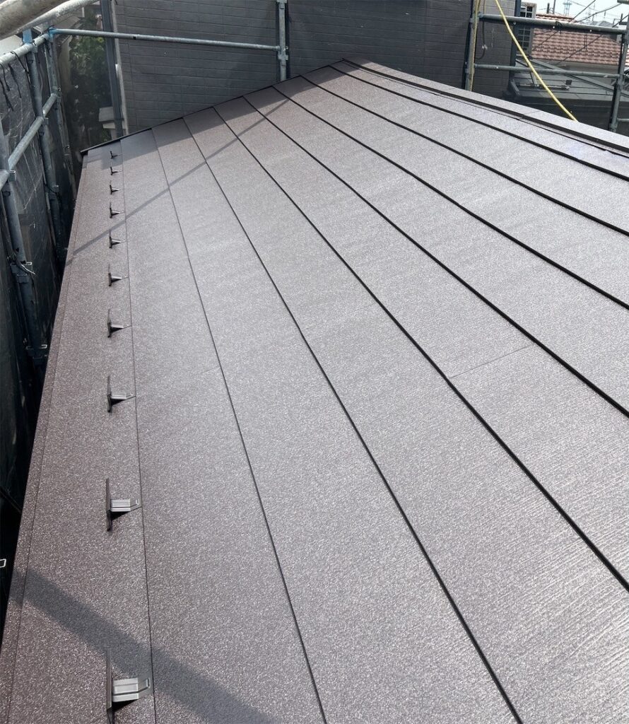 屋根上葺き工事の施工後の写真　ブラウンの屋根