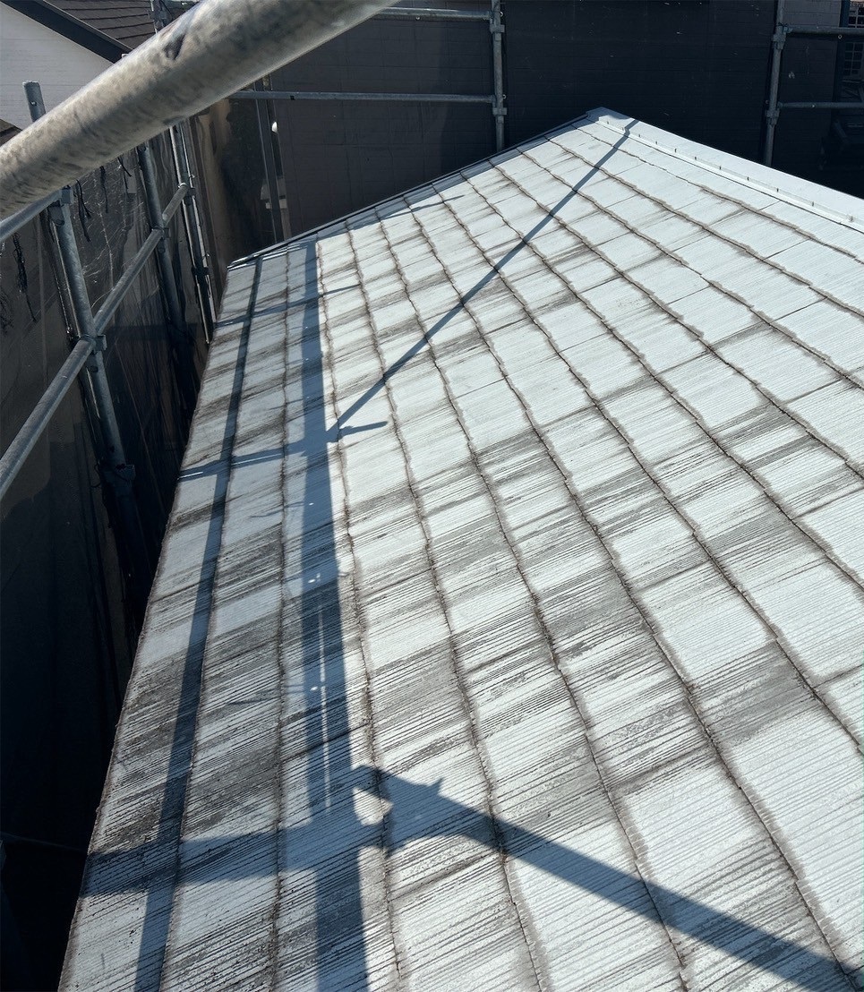 屋根上葺き工事の施工前の写真　水色っぽい色だが所々黒っぽく変色し痛みのある屋根