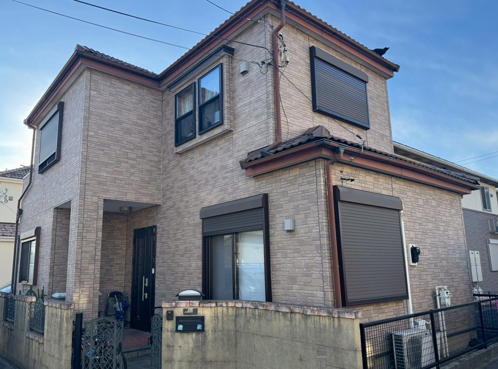 大きな窓とフェンスのある家、柏市高田の外壁塗装工事の施工前の様子