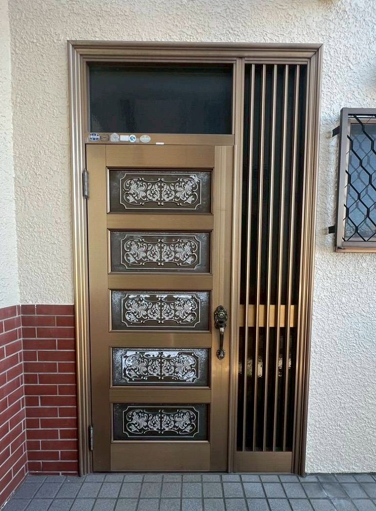 装飾デザインが施された玄関ドアの画像、柏市中新宿での交換前の状態