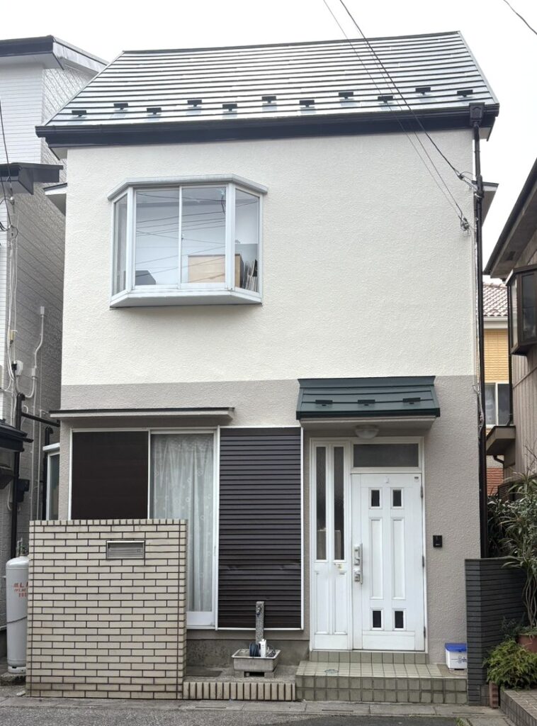 川口市本前川にて屋根上葺き、外壁塗装工事をさせていただきました 屋根建材:アイジー工業 スーパーガルテクト Sシェイドモスグリーン 外壁塗料:岩建ホームテックオリジナル プロガードTP-RG