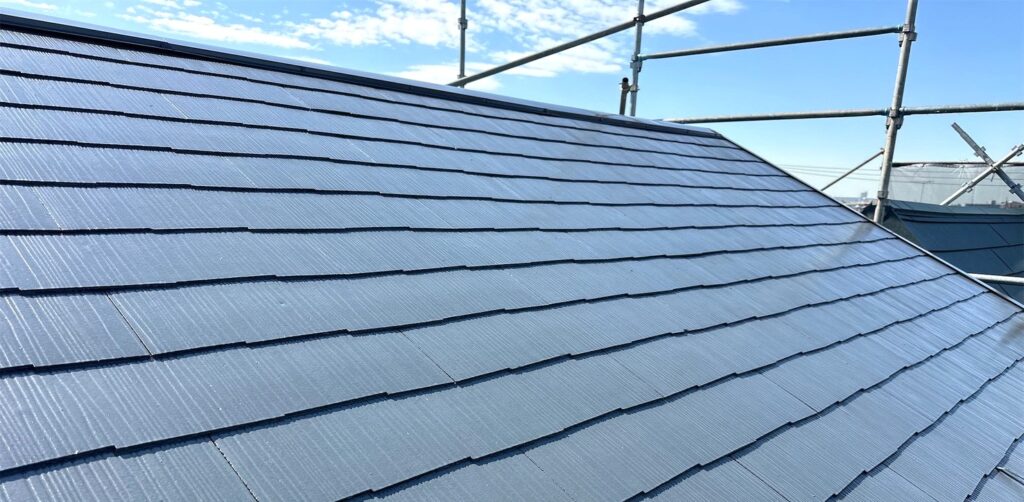 川口市本前川にて屋根塗装工事をさせていただきました 屋根塗料: 岩建ホームテックオリジナル プロガードルーフSi