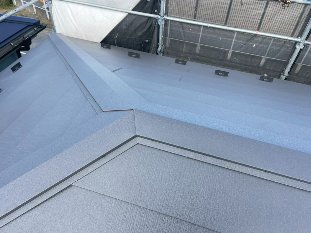 屋根上部工事の施工後の写真　薄い茶色の屋根