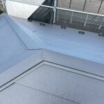 屋根上部工事の施工後の写真　薄い茶色の屋根