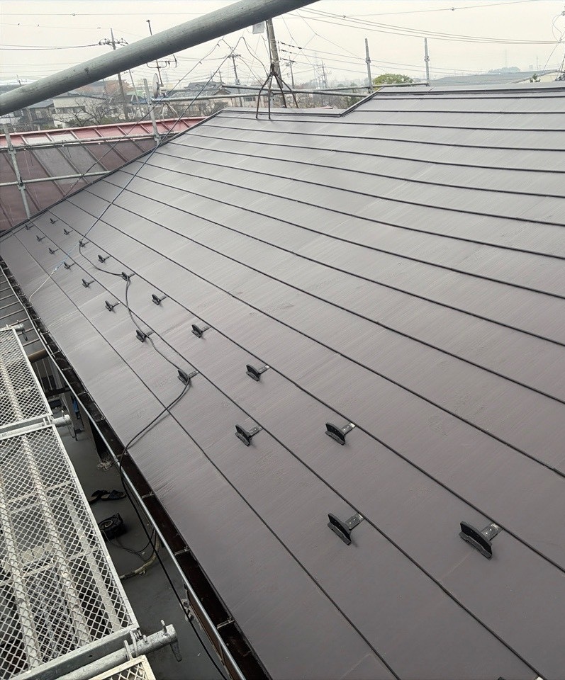 屋根塗装工事の施工前の写真　こげ茶色の屋根の写真