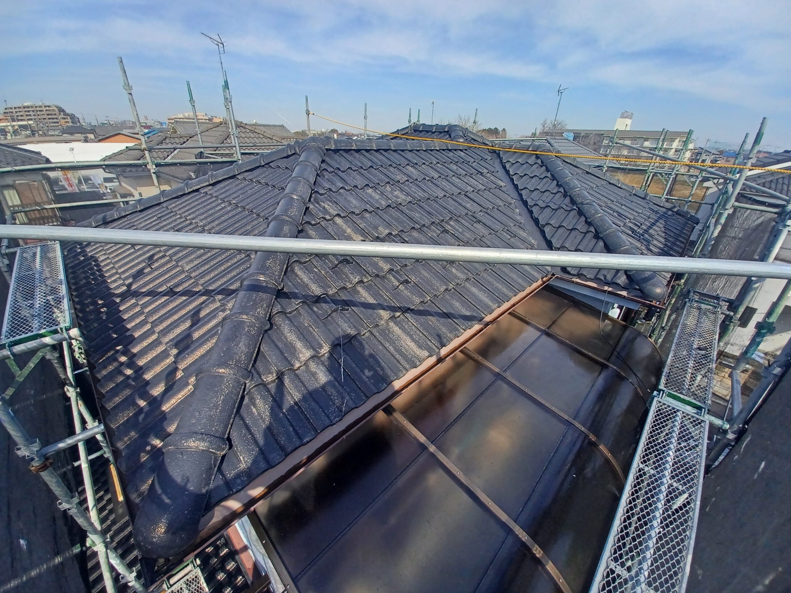 屋根塗装工事の施工前の写真黒い屋根を上から撮った写真