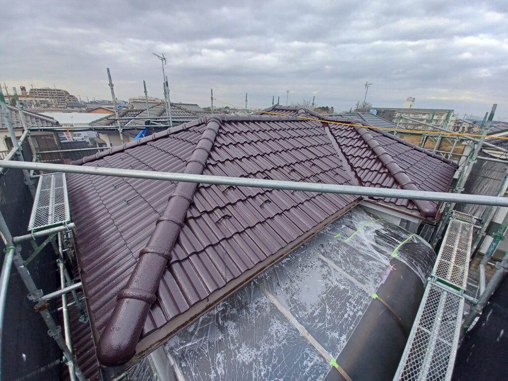 屋根塗装工事の施工後の写真赤茶色の屋根を上から撮った写真