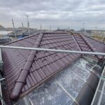 屋根塗装工事の施工後の写真赤茶色の屋根を上から撮った写真