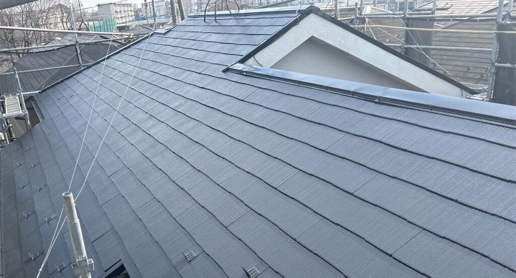 屋根塗装工事の施工後の写真黒い屋根の上から撮っている写真