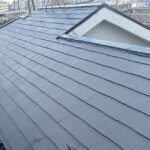 屋根塗装工事の施工後の写真黒い屋根の上から撮っている写真