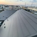 屋根上葺き工事の施工後の写真屋根の上から撮った写真艶のあるチャコールの屋根