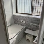 新しく交換されたユニットバスのきれいなバスルームの画像です