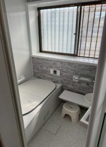 新しく交換されたユニットバスのきれいなバスルームの画像です