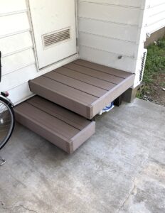 さいたま市緑区中尾にてステップ設置工事をさせていただきました 使用建材：LIXIL　樹ら楽ステージ ステップ付き ミディアムウッド