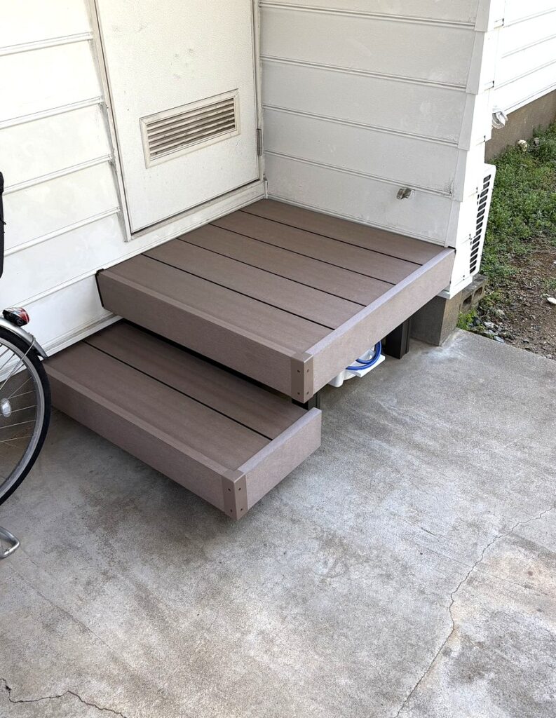 さいたま市緑区中尾にてステップ設置工事をさせていただきました 使用建材：LIXIL　樹ら楽ステージ ステップ付き ミディアムウッド