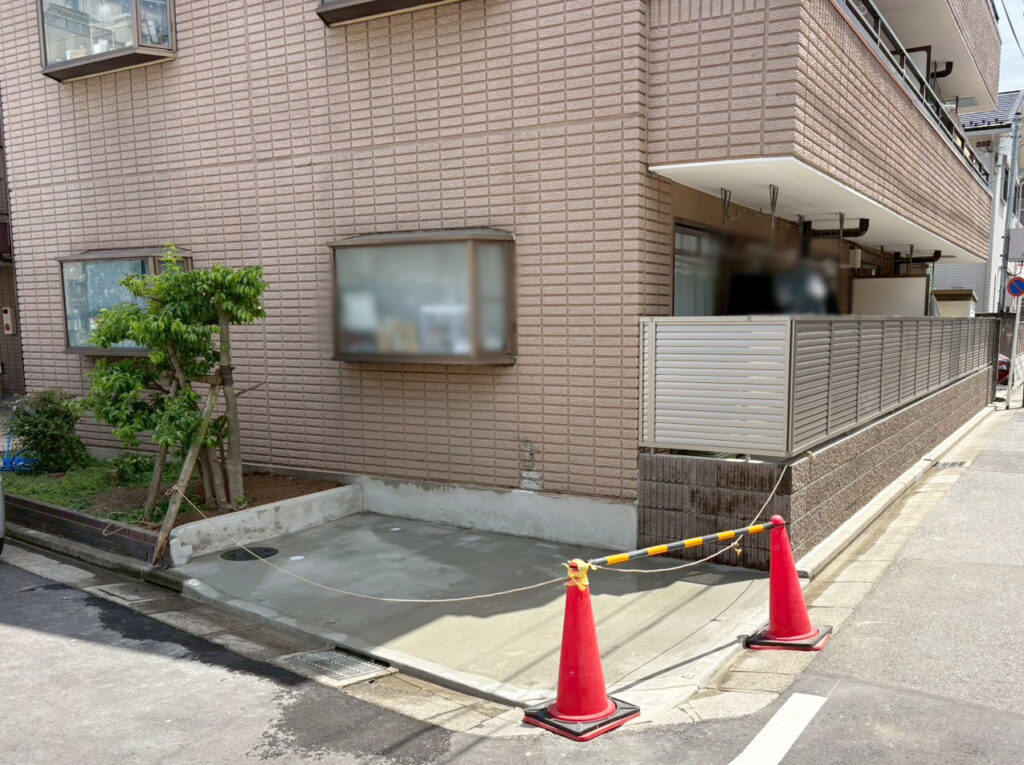 川口市飯塚にて駐車場造作、フェンス取付工事をさせていただきました 使用建材：LIXIL　フェンスAB YL3型　横ルーバー