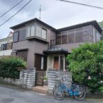 外壁塗装工事の施工後の写真、施工前の写真と同じ角度で撮られている、2階建てのグレーの外装の家