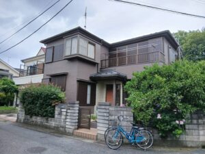 外壁塗装工事の施工後の写真、施工前の写真と同じ角度で撮られている、2階建てのグレーの外装の家