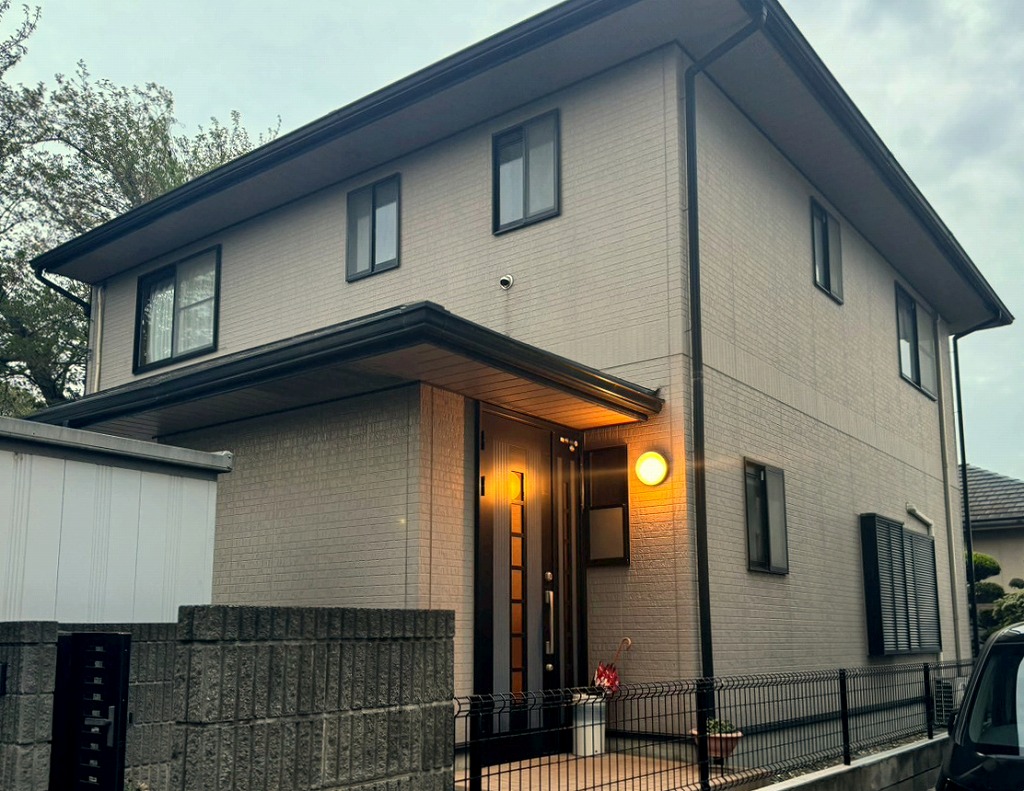 柏市南逆井の住宅、外壁塗装施工前の状態　壁に汚れが見られる