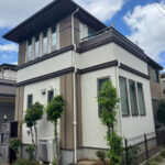柏市豊四季の家、外壁塗装後の美しい仕上がりと小さな庭が見える