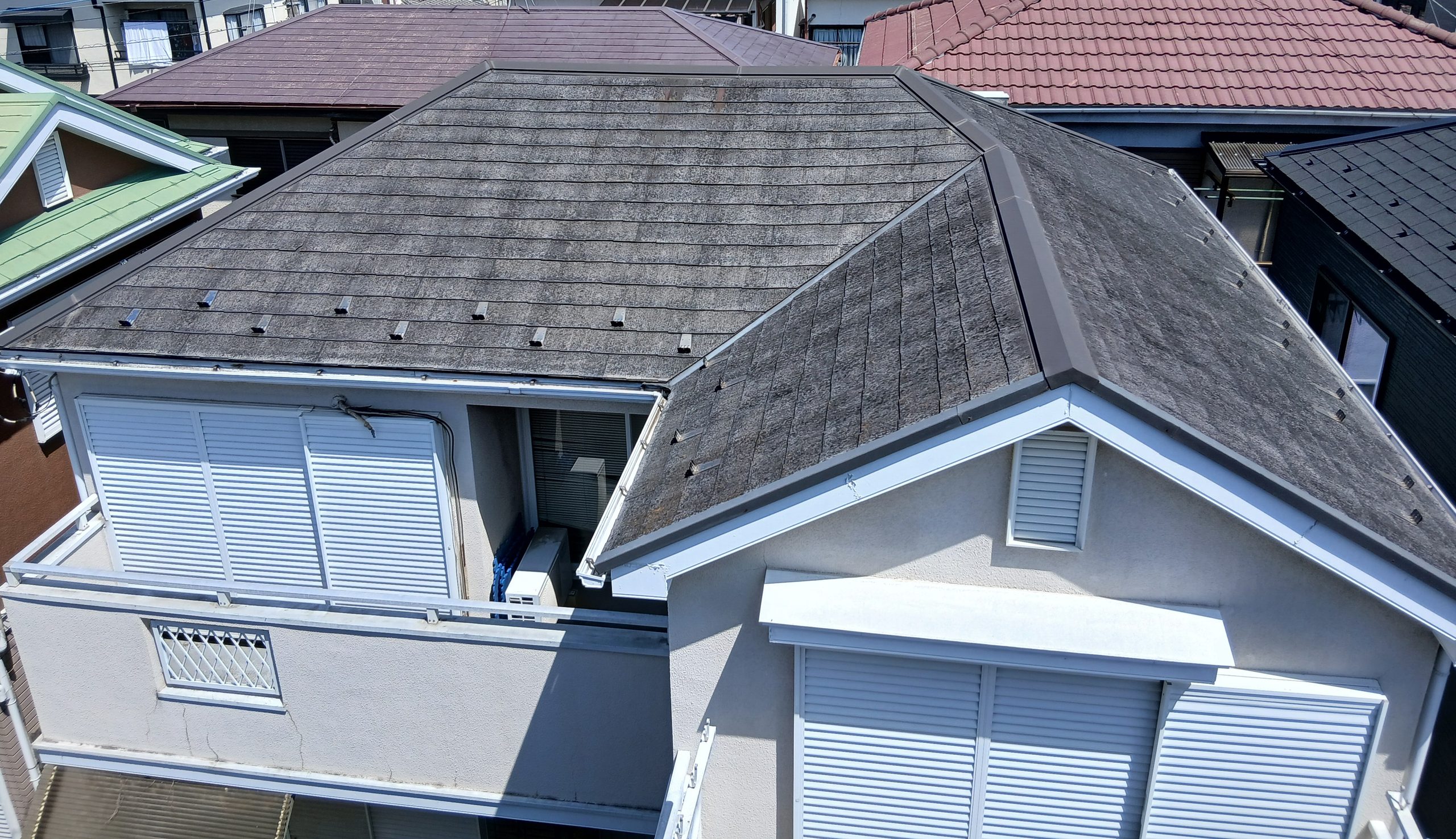 屋根塗装工事の施工前の写真　ドローンで屋根の上から撮った写真　灰色の屋根