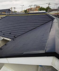 屋根塗装工事の施工後の写真　黒い屋根の写真